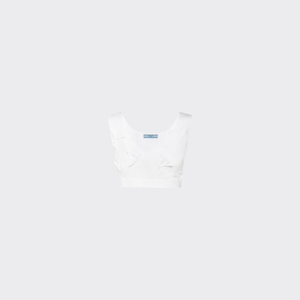 這款Prada Embroidered Poplin Top有著更為時髦的設計。