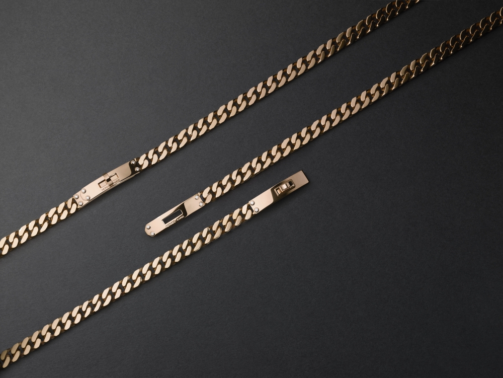 KellyMorphose珠寶系列中，透過珠寶與配戴者進行身體對話。