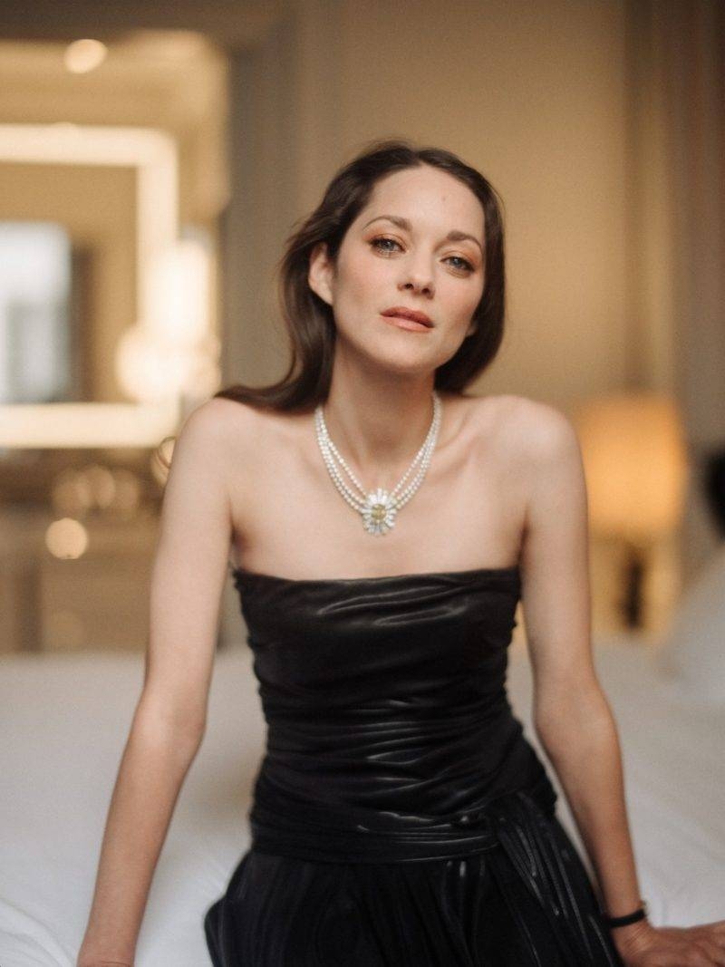 品牌大使Marion Cotillard出席巴黎臨時大皇宮(Grand Palais Éphémère)的盛會。