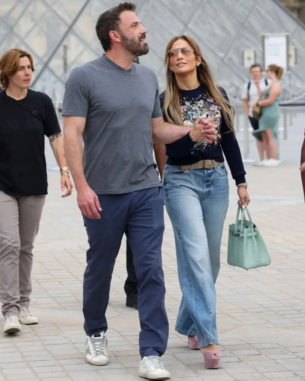 丹寧褲也成為她這次選擇的單品之一。