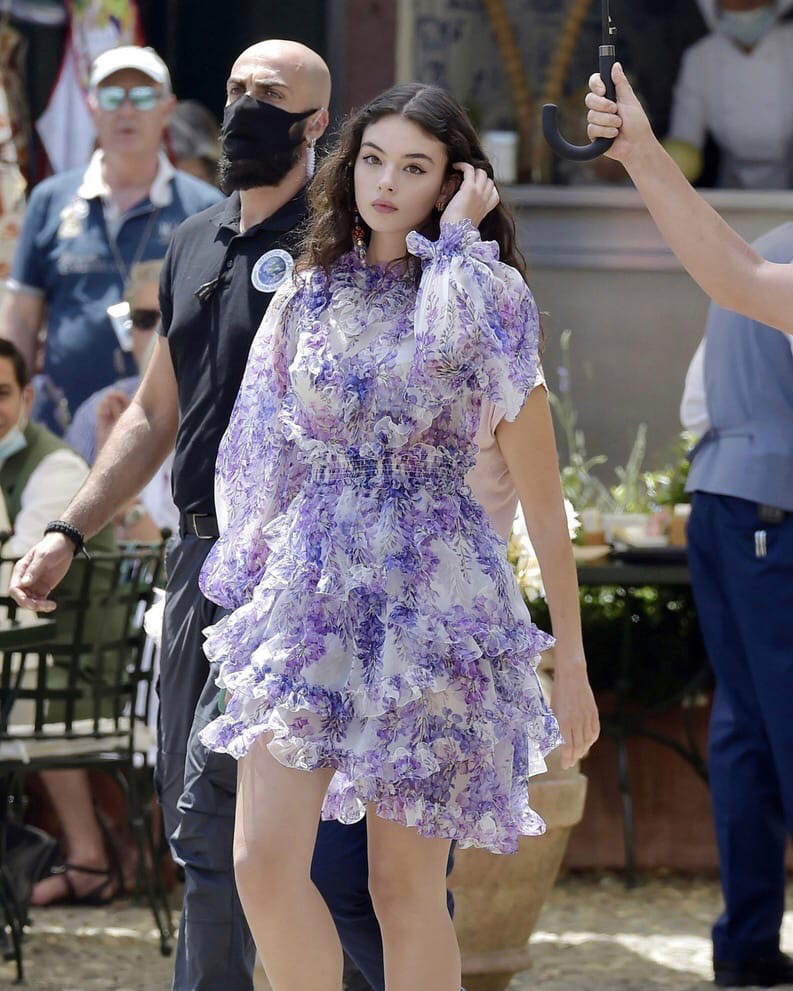 繼承著媽媽Monica Bellucci的美貌，她很快的進入了模特兒界。