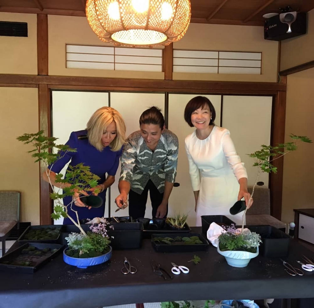 她出身豪門千金擔任前日本第一夫人的「酒國女豪」。