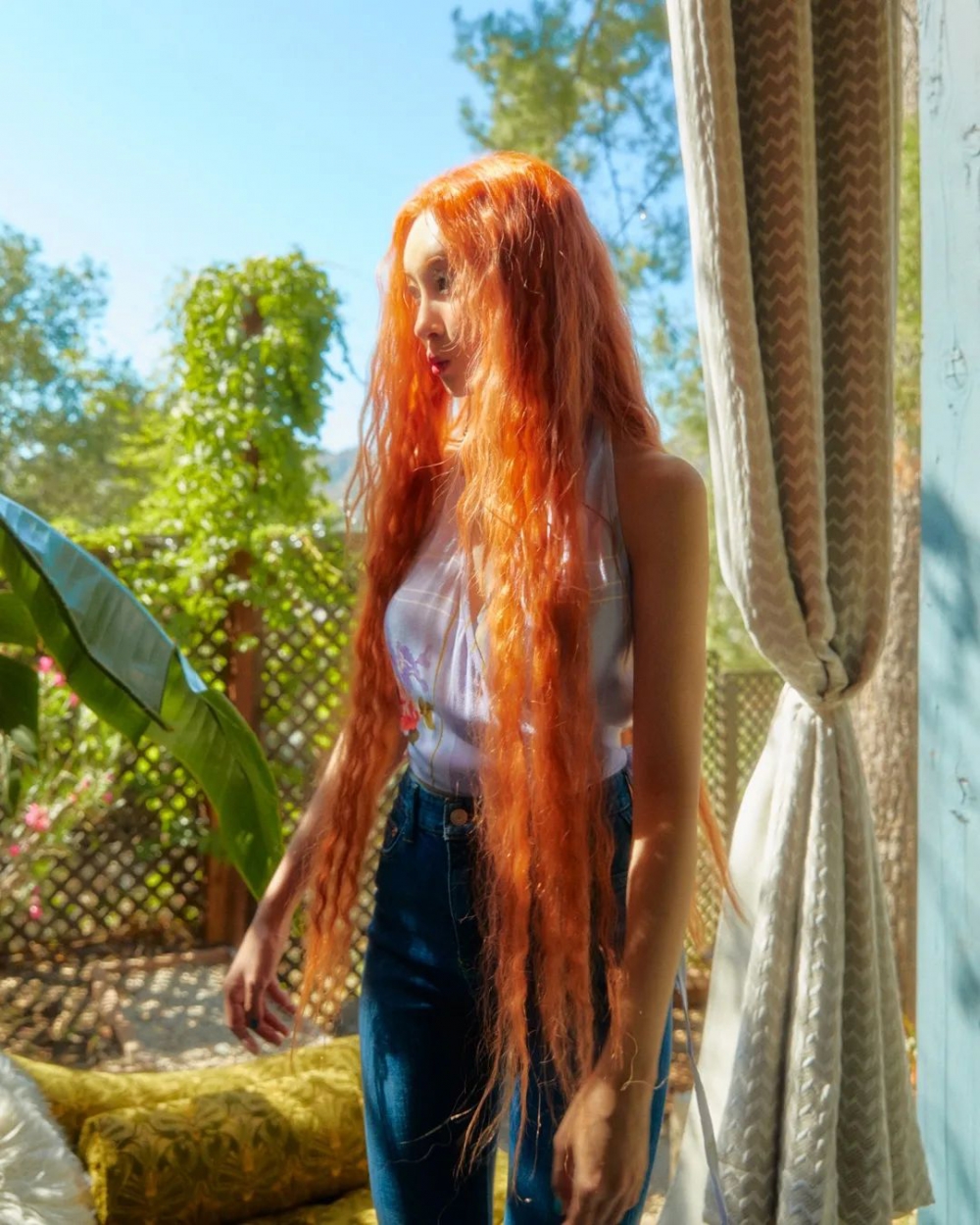 這張美照完美地展現出宣美亮橘色頭髮的長度及光澤感。