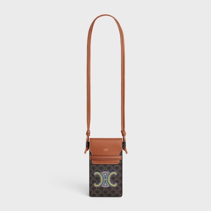 同樣也是簡約好搭的時髦設計。