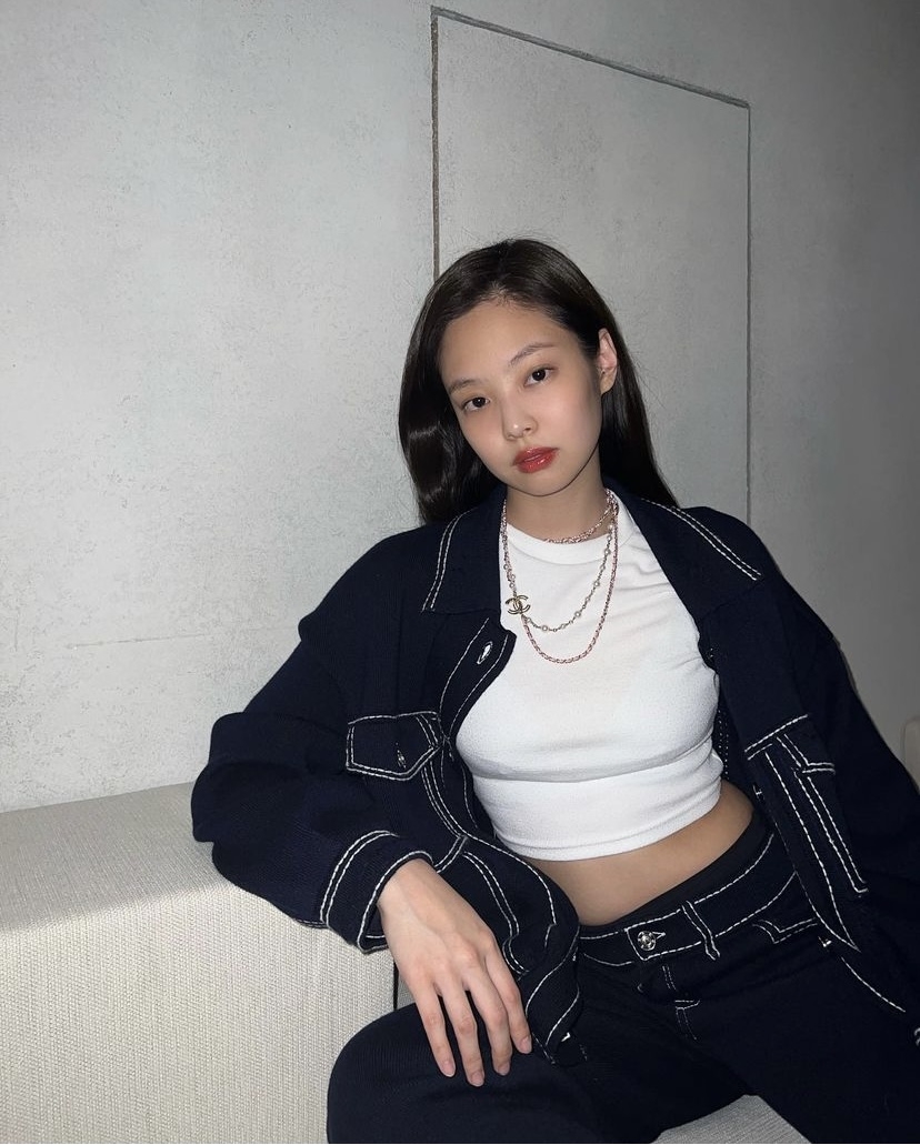 短版衣搭配牛仔外套。