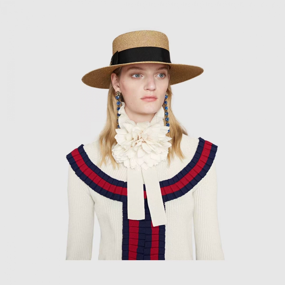 熟女的大帽緣設計，讓你搭配裙裝也相當合適。