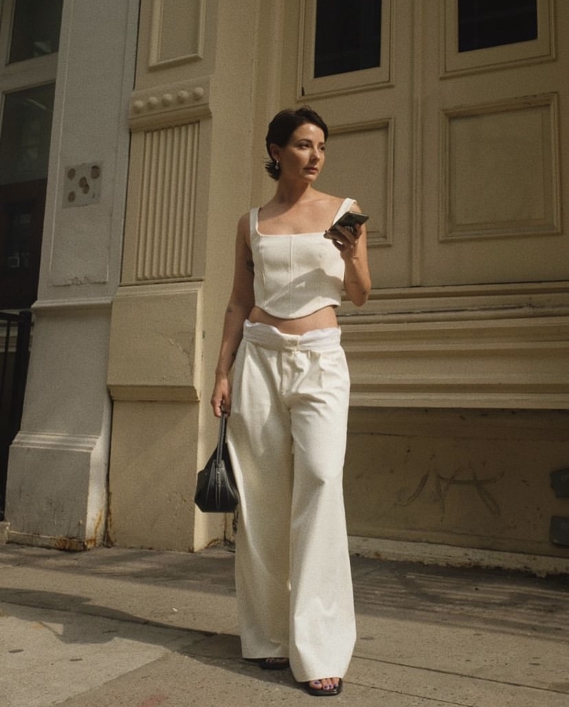 簡約白色調搭配剪裁特別的設計。