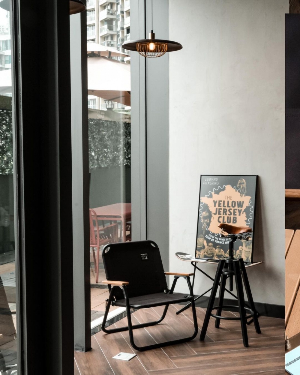 露營椅和單車坐墊貫穿在整個咖啡廳。