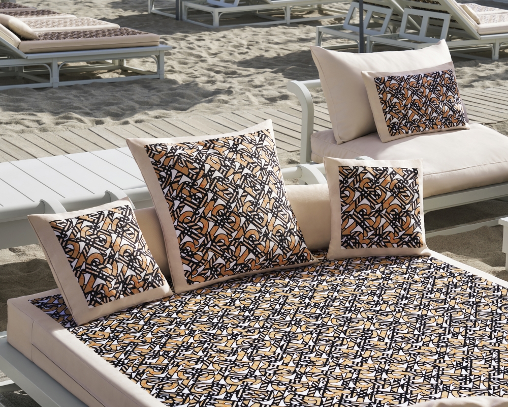 全新的TB印花打造充滿了活力的視覺享受。