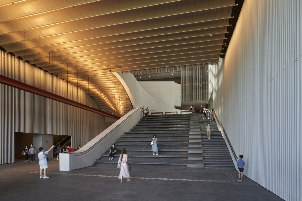 2 樓南中庭階梯