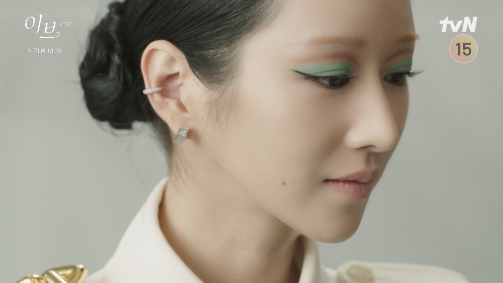 被網民嚴重吐嘈的就是這雙連神顏都無法駕馭的綠色眼影,再加上眼窩上的啡色「眼線」。