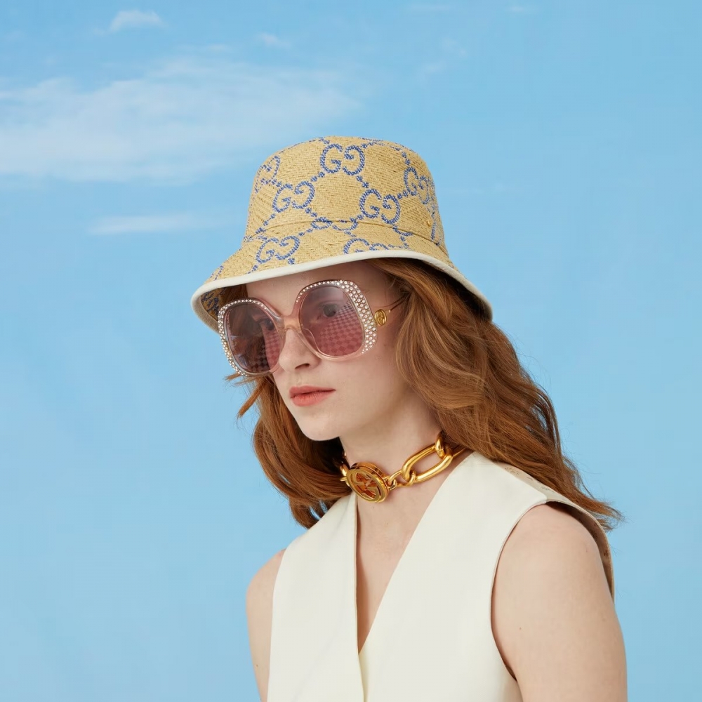 在Prada、Gucci、LOEWE、FENDI之中都有著多款時髦草編帽。