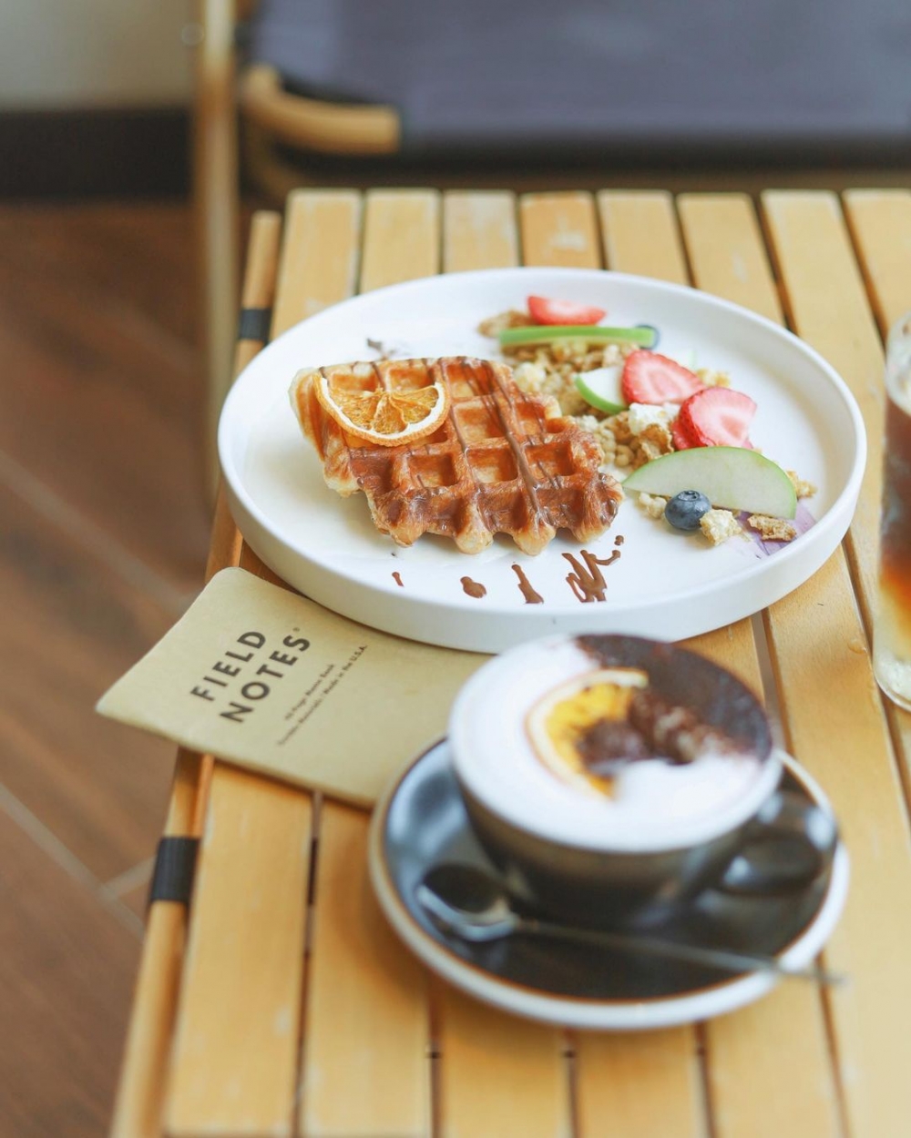 精緻料理搭配露營座位區。