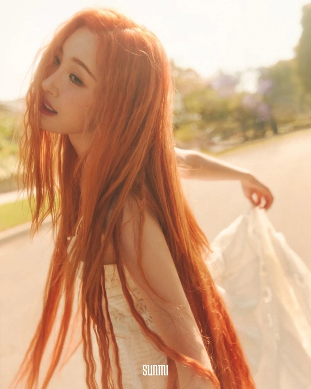 過腰亮橘色長髮,絕對是整個造型的焦點所在。