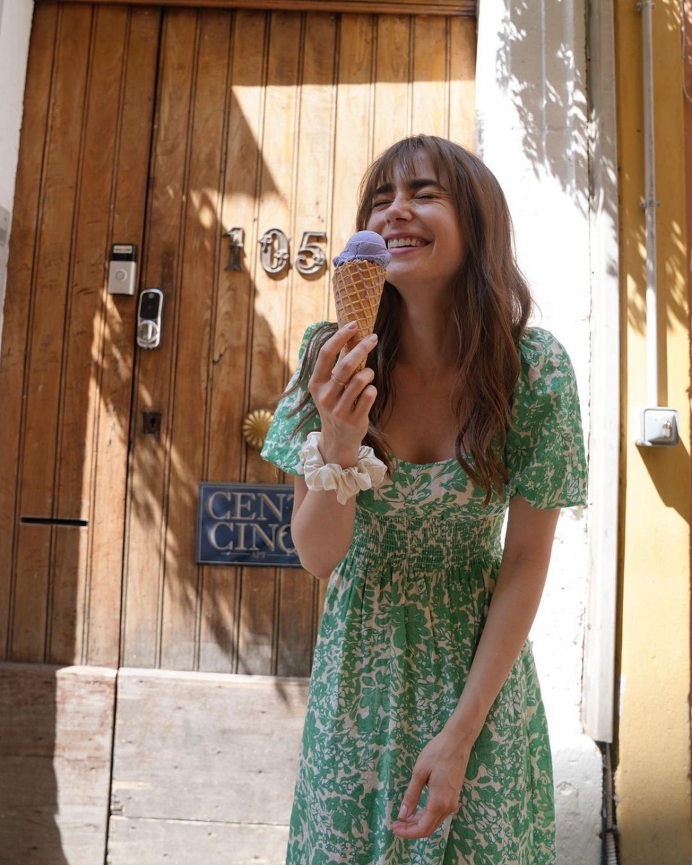 這件有著綠色圖騰的長洋裝則是來自peony的設計。