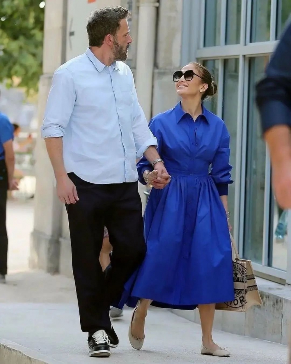 還有這一套寶藍色的洋裝也非常時髦。