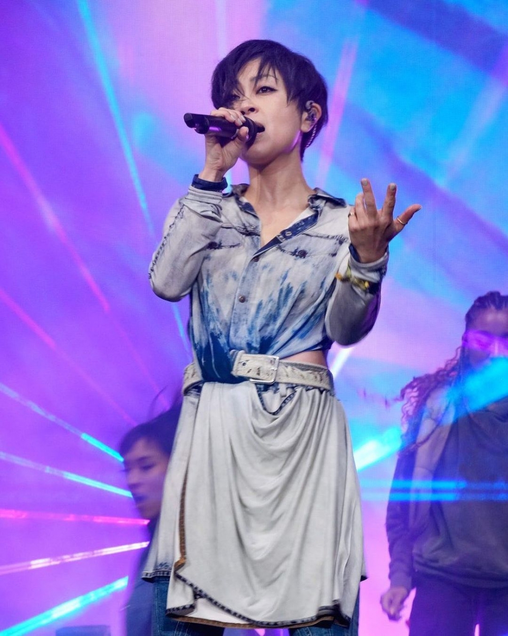她近日也重回樂壇，再次為我了帶來優美的音樂。