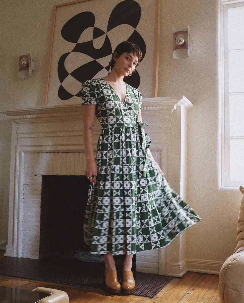 復古綠色印花圖紋洋裝。