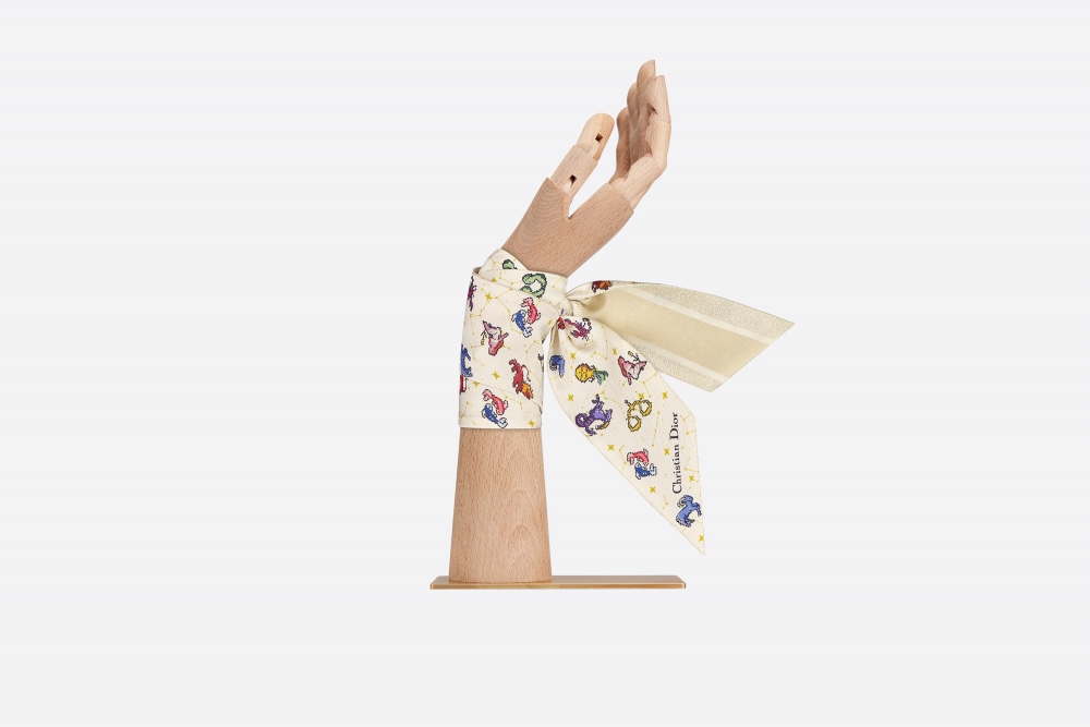 繫於頸上、手腕都相當優雅。