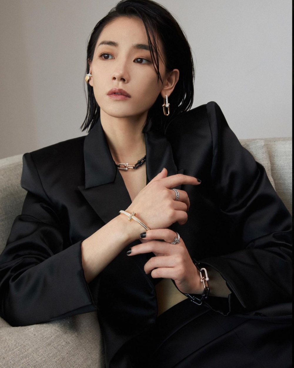 搭配上Tiffany & Co.的配飾彰顯明星氣質。