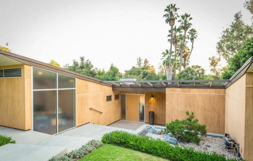 Lily Collins以390萬美元買下Case Study House #10。