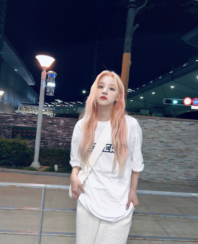 寬鬆版型的白T-Shirt搭配休閒的長褲。