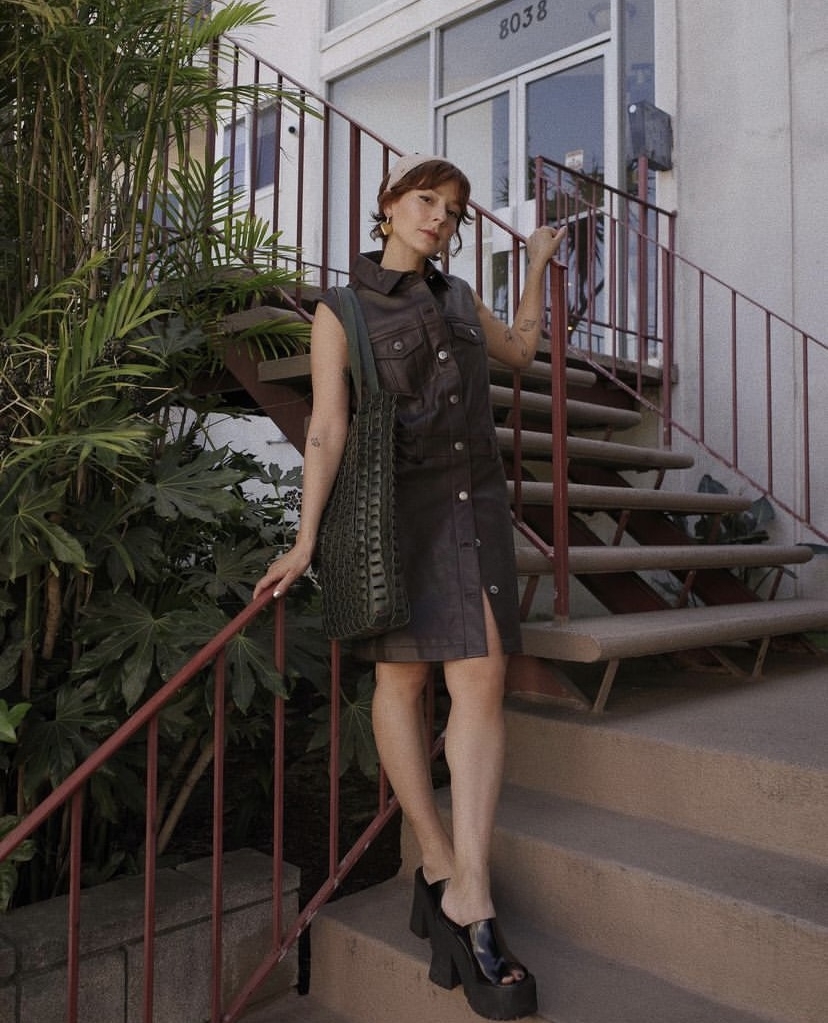 厚底的鞋履，包括厚底靴、厚底涼鞋。