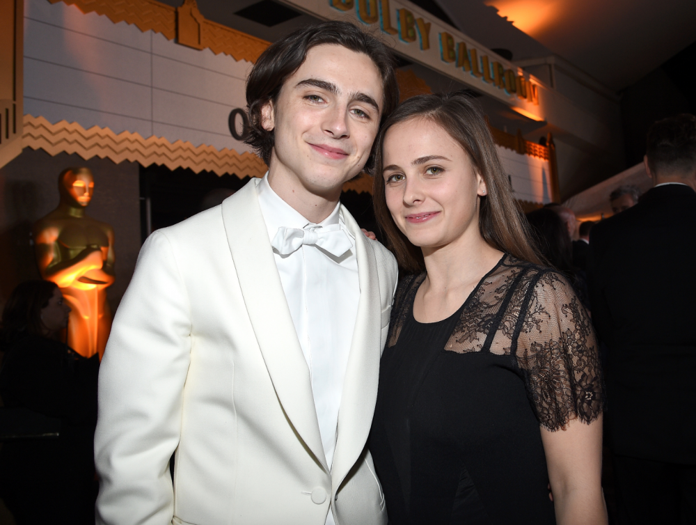 留下了許多的合影,能看出兩人的長相十分相似。