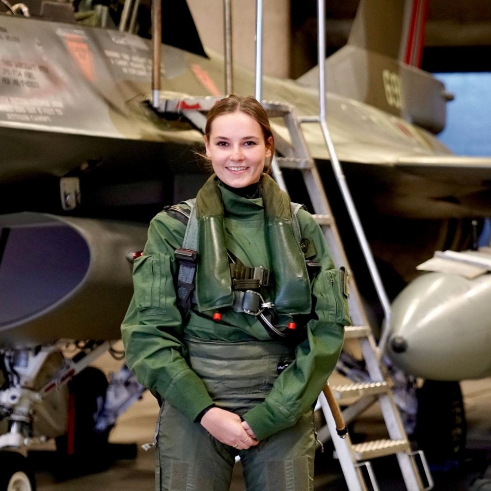 因為在挪威男女都需要服兵役，所以她還曾登上F-16戰鬥機。