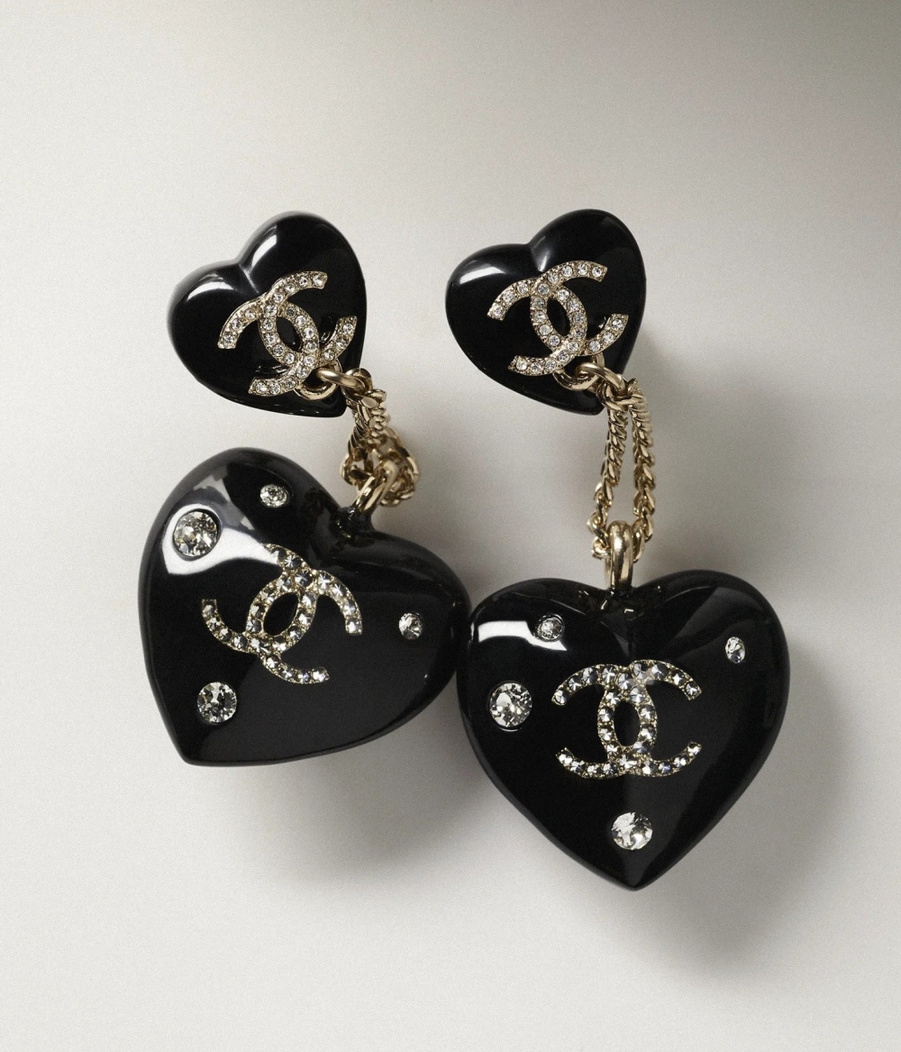 CHANEL Earrings：浪漫的大小愛心形。