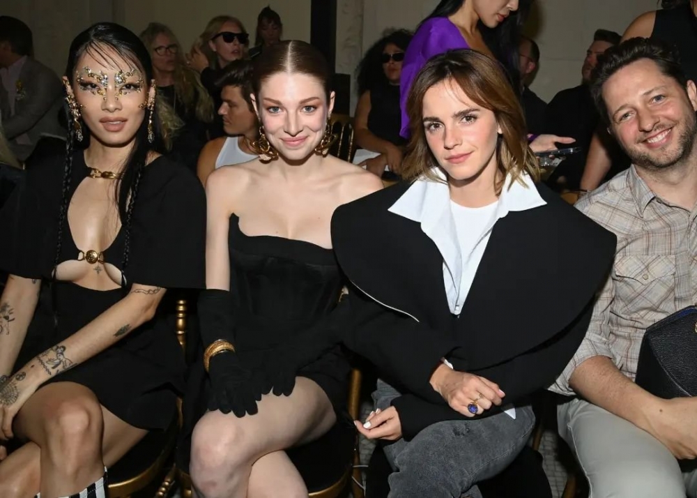 這次在Schiaparelli秀場頭排有許多名人出席。