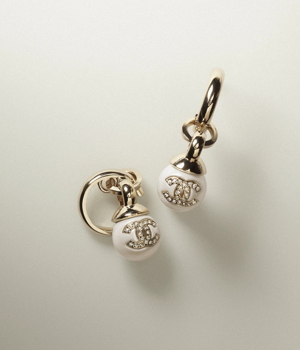 CHANEL Earrings：簡單的珍珠元素。