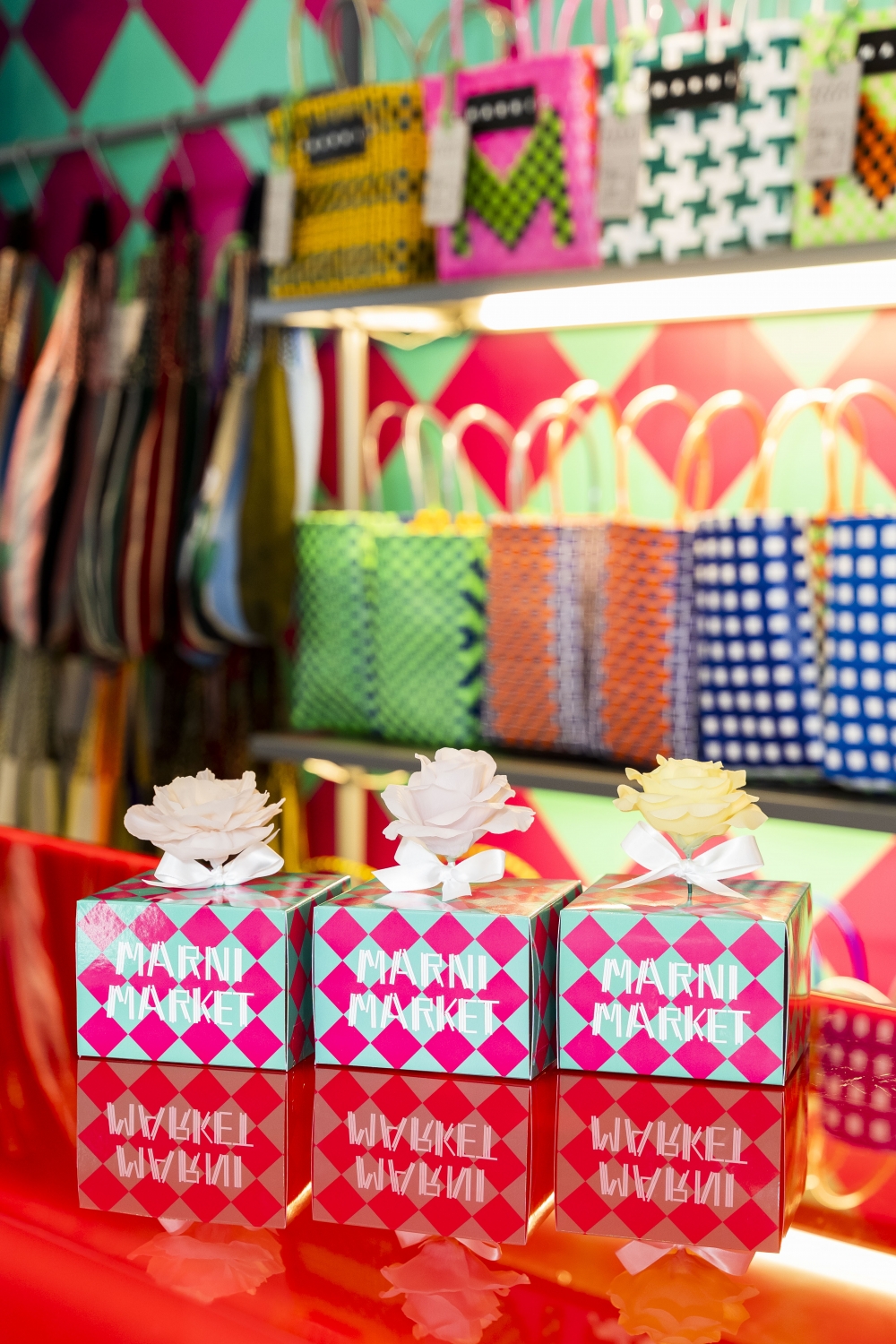 此外這次在店上購買兩件或以上的產品即可換領蜜蠟花禮品。