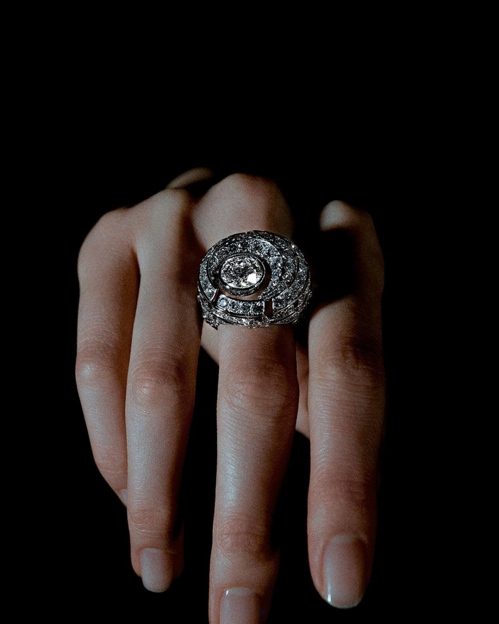 《1932》珠寶系列佩戴時,能突顯身體優美姿態。