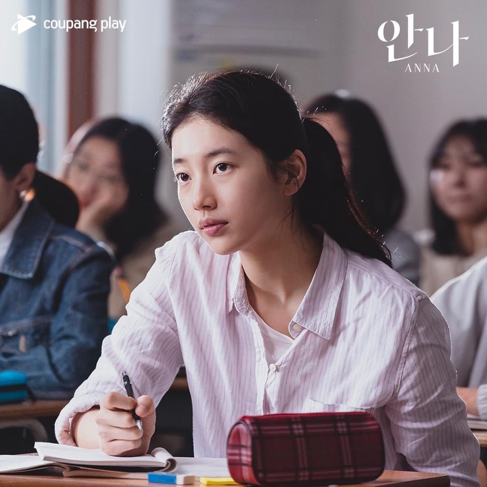 為出演學生時段的「裕美」,秀智更是素顏出鏡,少女肌膚毫無年齡感。