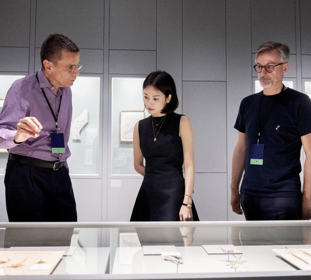 她以一襲黑色無袖洋裝出席Chaumet Végétal展覽。