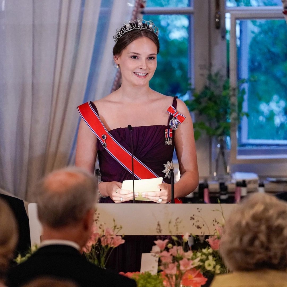 象徵成年的她也漸漸的承擔更多的皇室責任。