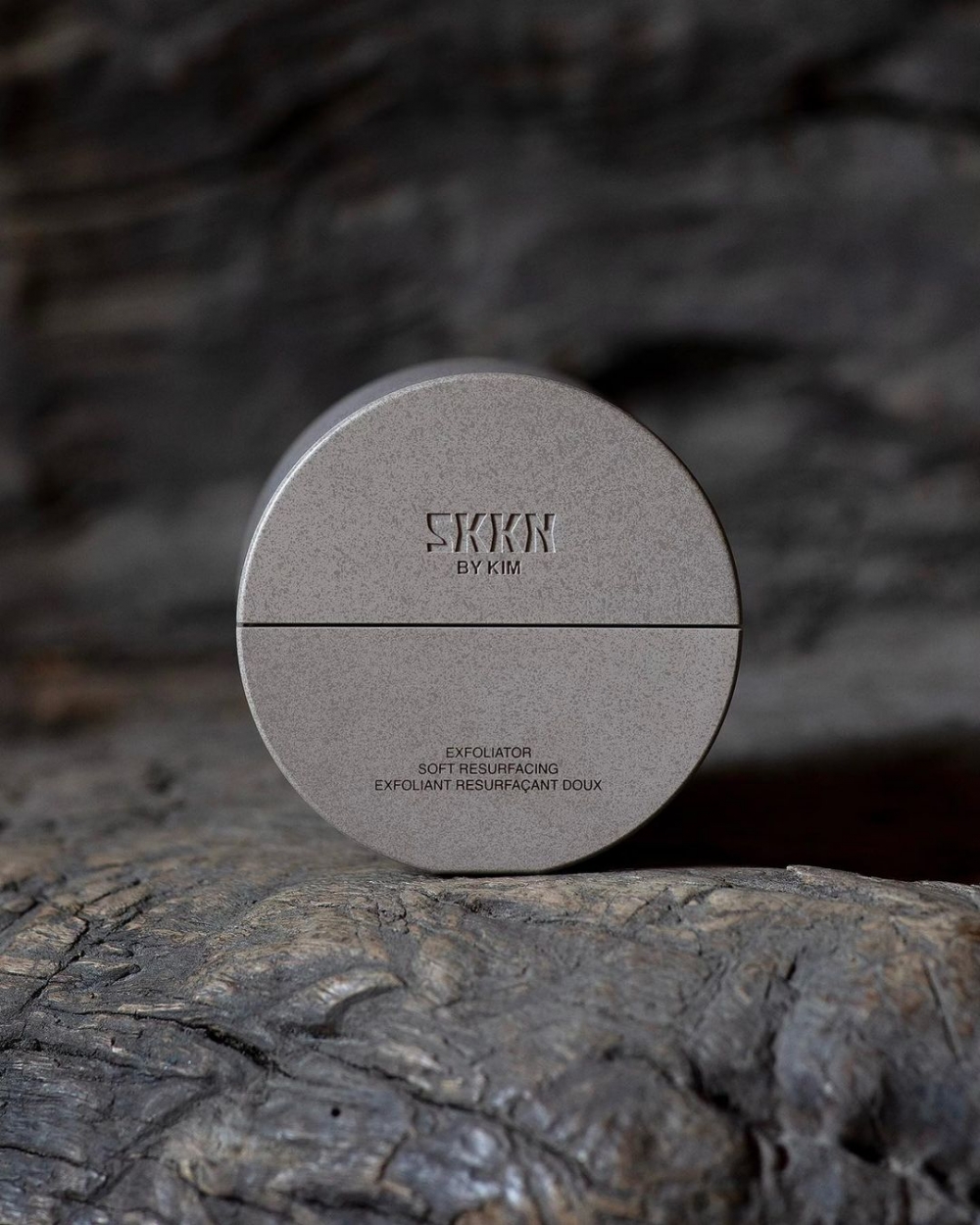 以有機、岩石般的裸色調搭配幾何形狀的瓶身。