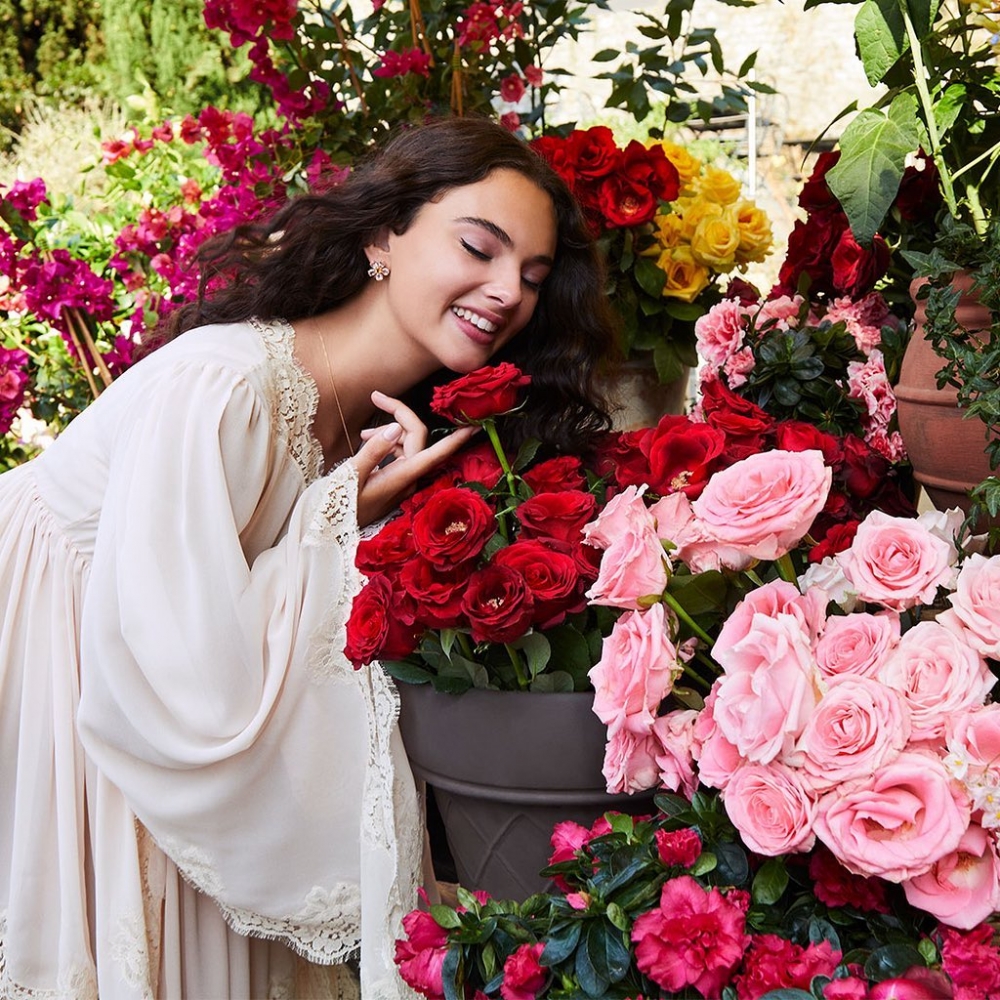 展現她花樣年華的迷人樣貌。