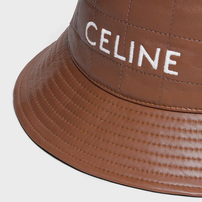 整體帽子加入格紋的縫線。