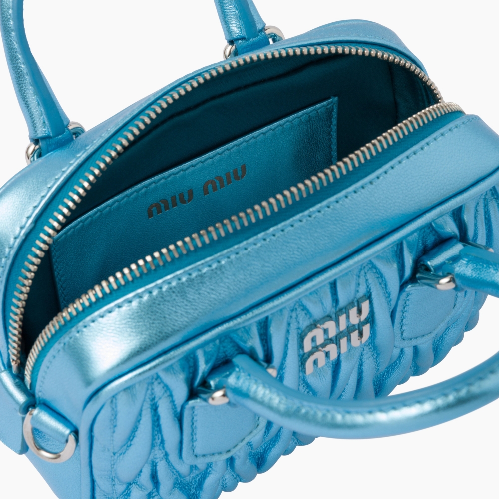 內部以棉質綢緞襯裡打造而成。