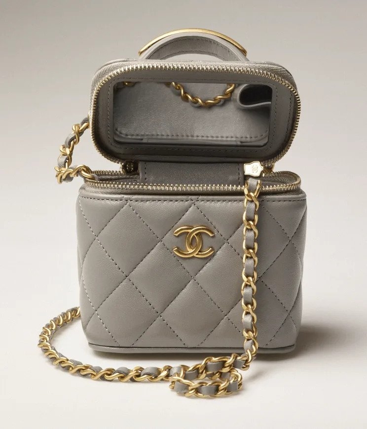 方正的輪廓搭載上細緻的金屬鍊條。