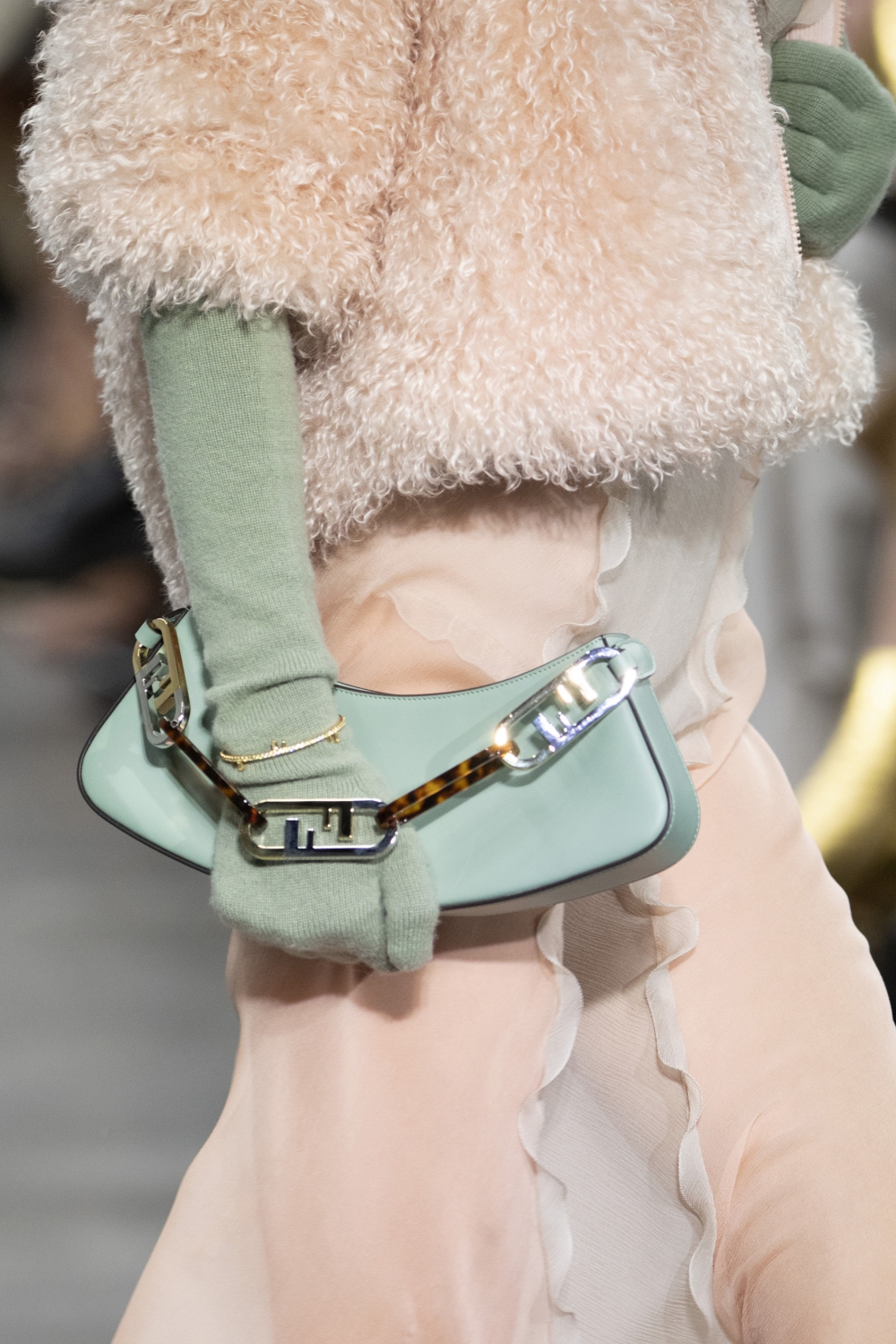 FENDI 2022年秋冬女裝大秀登場全新O'Lock手袋。