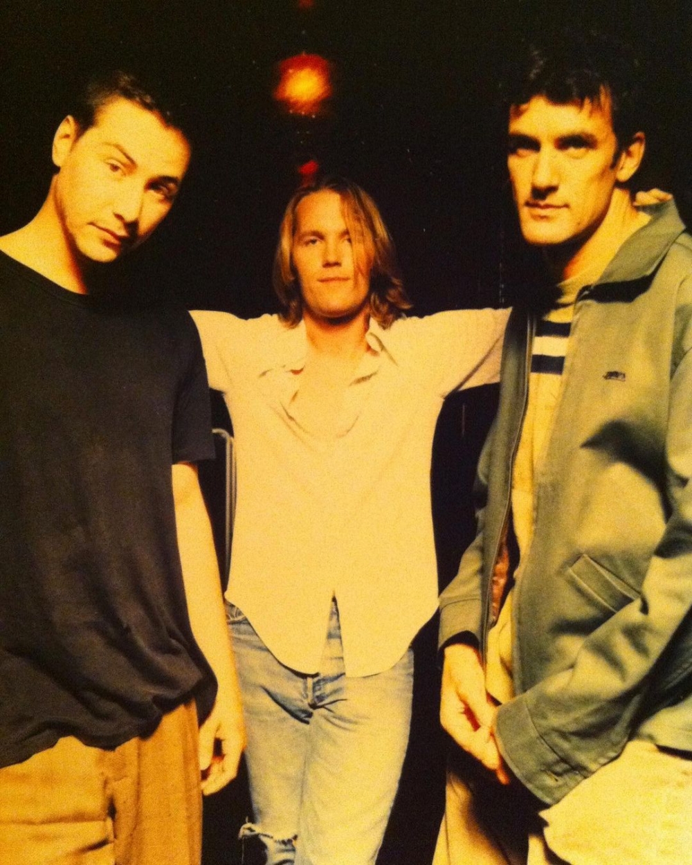 或許你不知道原來他也是一位低音電結他手。