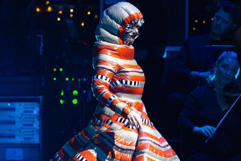 她對於藝術、音樂的投入,將微妙的歌聲深入冰島人民的心。