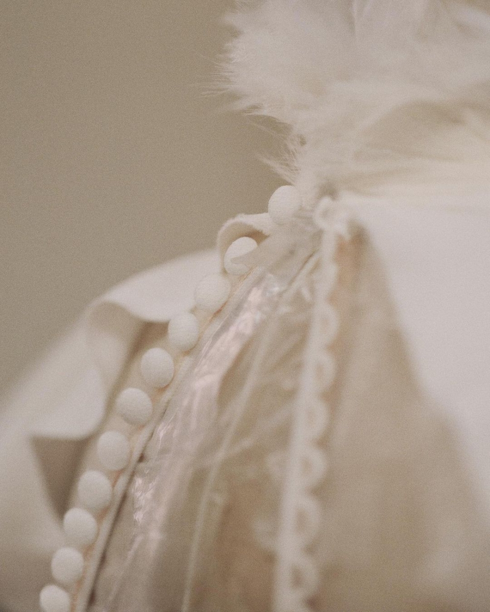 品牌也公開了禮服的設計細節。