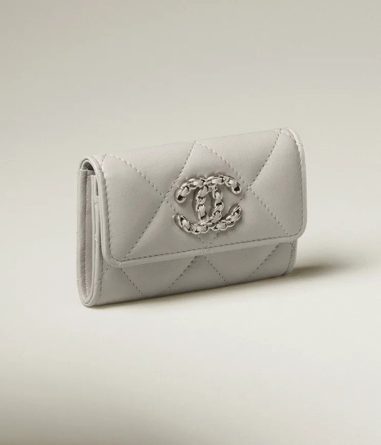 材質以淺灰色的小羊皮製作而成。