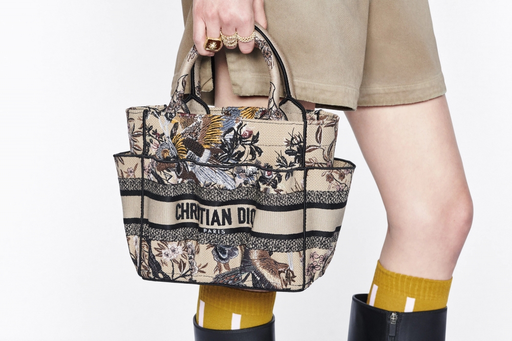 模特兒提著Small Catherine Tote Bag。