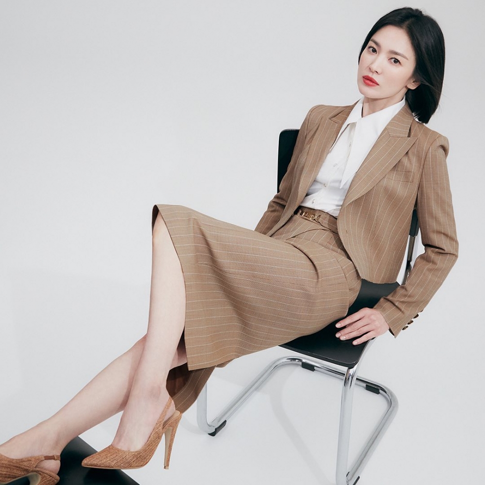 棕色的套裝也相當時髦出色。