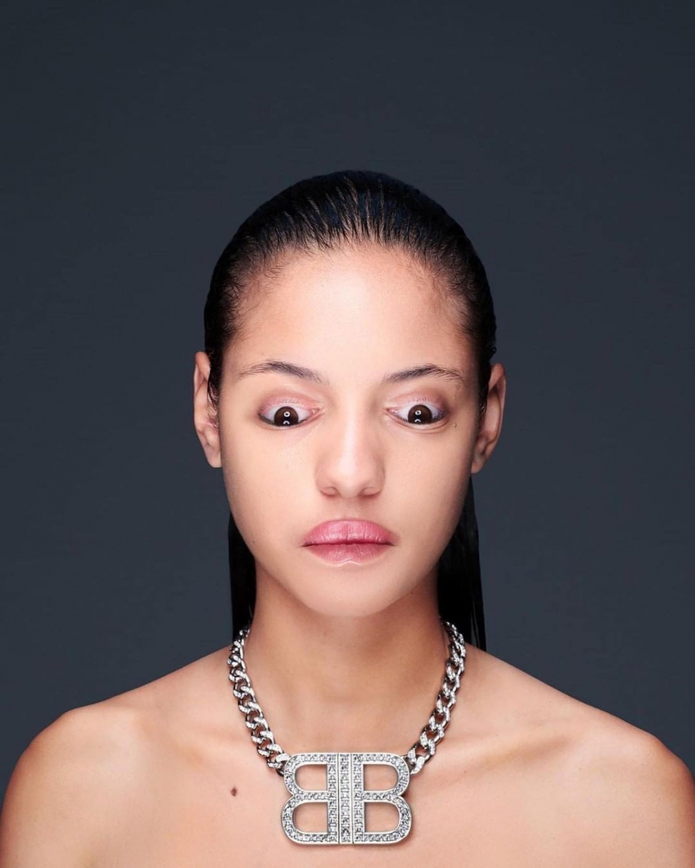 超大尺寸的配飾搭配起來十分霸氣。